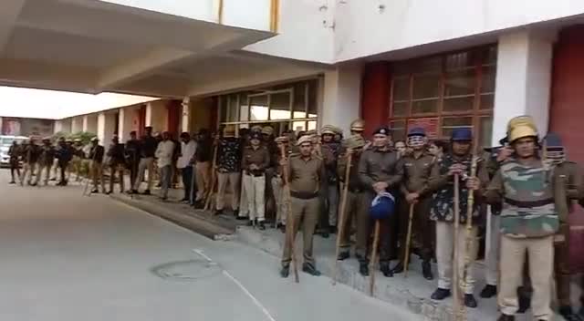 हरियाणा में बिजली विभाग की गुंडागर्दी और अवैध छापेमारी किसी भी कीमत पर बर्दाश्त नहीं की जाएगी।
जींद से सीधा चैलेंज।
#raviazadbku #रवि_आजाद #RaviAzad #raviazad #kisanektamorcha