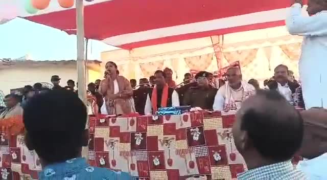 #भभुआ के रामपुर प्रखण्ड के ग्राम अमांव में मंच का उद्घघाटन पूर्व विधायक रिंकी रानी पाण्डेय एवं मनोज जायसवाल खिलाड़ियों
