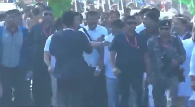 डीडवाना: #rahulghandi भारत जोड़ो यात्रा में सुखाराम डोडवाडिया ने राहुल गांधी से की मुलाकात।