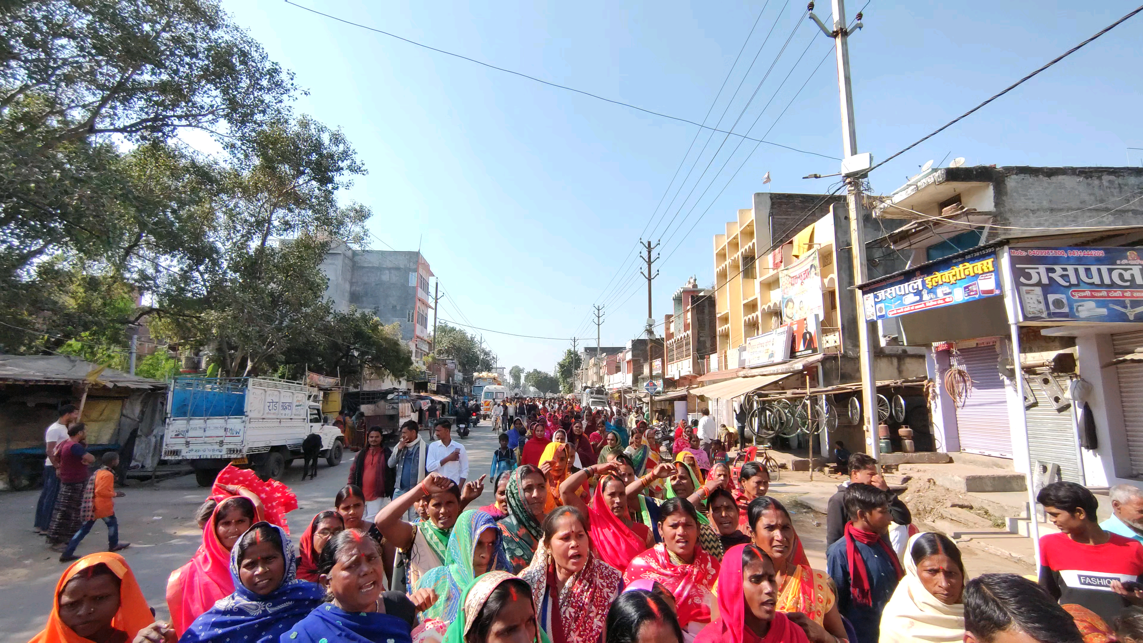 संतोष कुमार के माताजी  सभापति उम्मीदवार मीना देवी  के समर्थन में पिरो नगर परिषद में निकला जनसैलाब ।।
 #पिरो #चुनाव