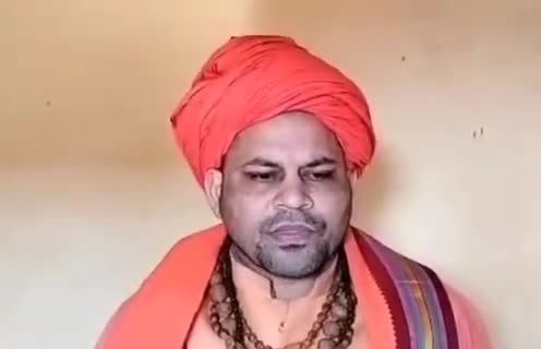 फ़िल्म का नाम है #पठान अभिनेत्री है #जेएनयू के #टुकड़े_टुकड़े_गैंग_की_सदस्य #दीपिका_पादुकोण अभिनेता है #शाहरुख़_ख़ान अब आता हूँ मुद्दे पर दीपिका के नाम मात्र के कपड़ों का रंग है भगवा और जिस गाने का ये सीन है उस गाने का नाम है “बेशर्म रंग”….