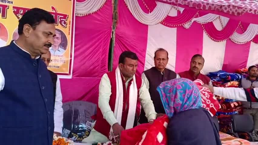 आज ग्राम पंचायत बेहटामुजावर में माँ शान्ती देवी महाविद्यालय समिति व समाज कल्याण एजुकेशन समिति के सरंक्षक श्री राघवेंद्र सिंह जी के द्वारा आयोजित #कम्बल_वितरण कार्यक्रम में पहुँचकर वृद्ध, गरीब,जरूरतमंद लोगों को कम्बल वितरित किए।