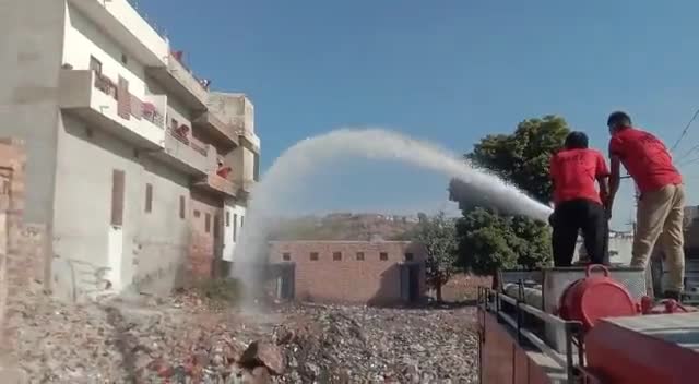 चांदपोल भील बस्ती में  कचरे में आग लगने की सूचना पर नागोरी गेट  से दमकल वाहन ने आग पर काबू पाया।#firenews