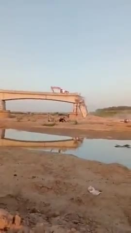 गुजरात के बनासकांठा में JCB पुल को तोड़ने का काम कर रही थी। तभी अचानक पुल टूट गया और JCB धड़ाम से नीचे गिर गई #Sbnews