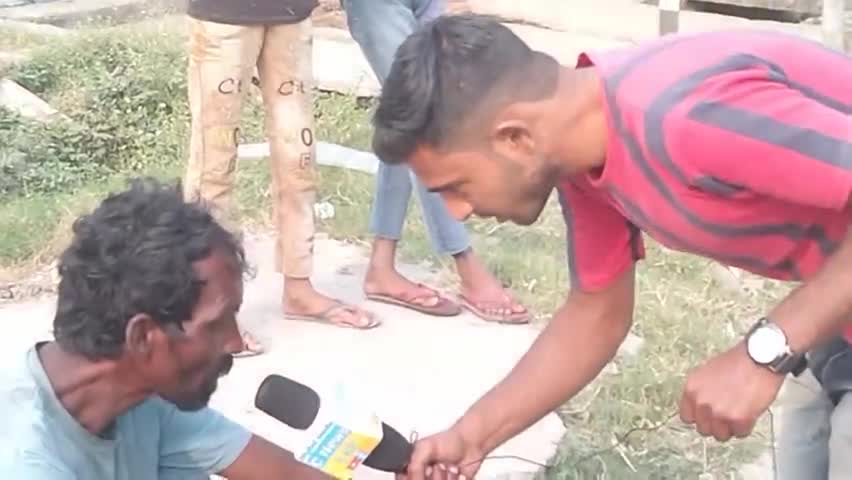 गजरौला: गजरौला में बढ़ती ठंड को लेकर बेबस व्यक्ति परेशान एक की हसनपुर में मौत #gajraula