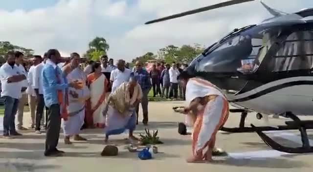 नए हेलीकॉप्टर की पूजा करवाने मंदिर पहुंचा शख़्स
#viral #helicopter #viralvideos