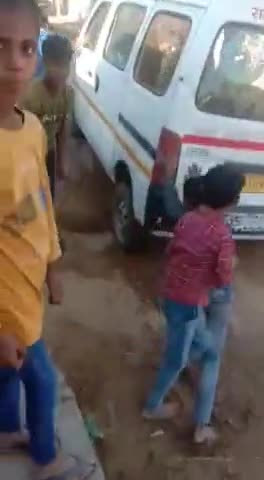 रावला: (जिम्मेदारी किसकी) सबसे बड़े वार्ड 5 की टूटी सड़क में फंसी एंबुलेंस रावला मंडी #SDM #सरपंच #rawla #gharsana #new