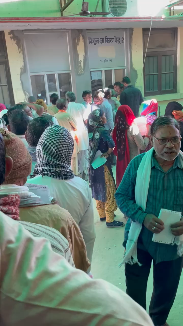 सरदारशहर अस्पताल में लगी महिलाओं की लंबी भीड़, 3 घंटे ली No सुविधा #sardarshahr #news