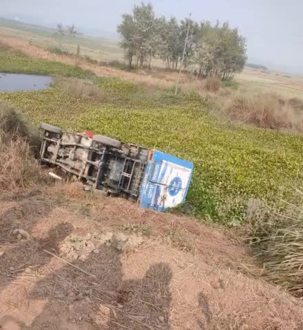 pakari chauk se aage ashapu mainr road ke niche ek sudha ka gari palat gya hai #big_breking_news