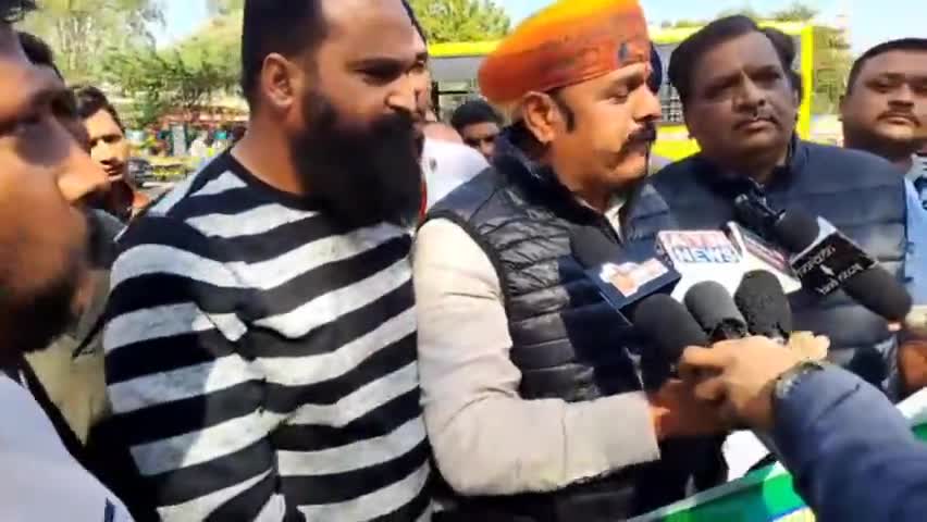 नगर निगम अजमेर द्वारा यूजेज चार्जेस के नाम पर की जा रही है अवैध वसूली को लेकर आज जिला कलेक्ट्रेट अजमेर पर #RLP  पार्टी द्वारा जिला अध्यक्ष धर्मेंद्र सिंह रावत के नेतृत्व में व्यापारियों के समर्थन में धरना प्रदर्शन किया गया।