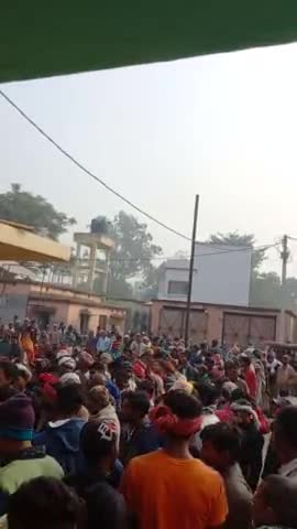तारापुर: #तारापुर ब्लाक मे #खाद्य लेने के लिए सुबह@_ 4 बजे से ही लगना पडता हे line . फिरभी नही मिल रहा #खाद्य।  परेशान है #किसान