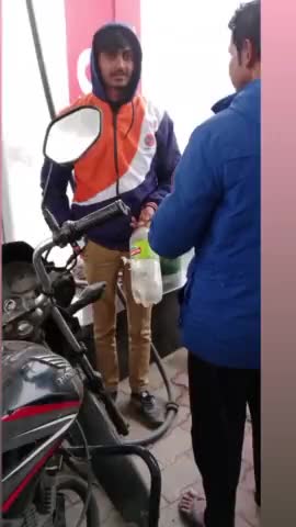 सिकंंदराबाद: गैर कानूनी तरीके से काम करते हुए इंडियन आयल वाले कर्मचारी वीडियो बनाते वक़्त न डरने की धमकी देते हुए या शक #illegal #