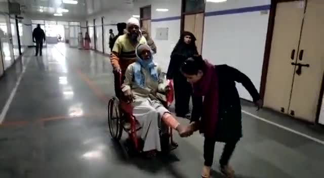 कन्नौज 

स्वास्थ्य सेवाओं की फिर लापरवाही आई सामने
मरीज को व्हील चेयर पर लेकर घंटों भटकते रहे परिजन #kannauj #cmup