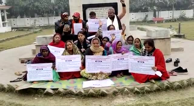 फैज़ाबाद: महिलाओं पर हो रहे अत्याचार को लेकर समाजसेविका अर्चना तिवारी ने गांधी पार्क में दिया एक दिवसीय धरना।#लाइव #एक रिपोर्ट