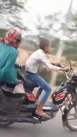 ऐसा #नाती भगवान किसी किसी को न !😳😳
... #दादी को जीते जी , #स्वर्ग भेजने की तैयारी करता हुआ, 

एक #नाती ...😌😌 धीरे चला बे..🤨🤨😊