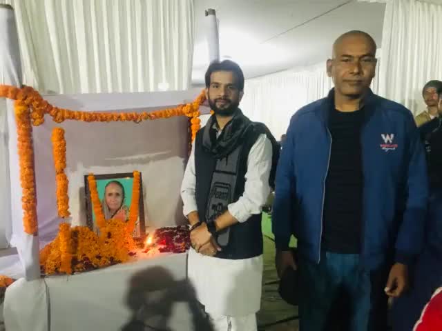 हमारे #रामगढ़_विधानसभा क्षेत्र के #छत्तरमाण्डू निवासी समाजसेवी विक्रम तिवारी जी की दादी जी के देहांत की दुःखद सूचना मिली।
कल देर रात्रि उनके बारहवा में उपस्थित हो श्रद्धांजलि अर्पित किए।
भगवान उनकी पुण्य आत्मा को शांति दें।