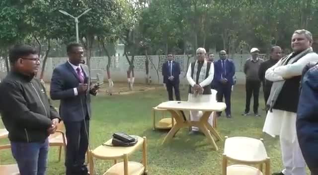 क्रिसमस डे के एक दिन पहले मसीही धर्मावलंबियों के साथ मुख्यमंत्री नीतीश कुमार ने कैरोल गाने का आंनद लिया।
कैरोल के माध्यम से हमें आपसी प्रेम और उत्साह का संदेश मिलता है।
#Christmas