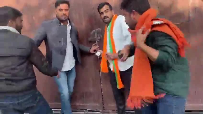 bjym कार्यकर्ताओ ने बीडी कल्ला के घर पर जड़ा ताला !!
#bikaner_news