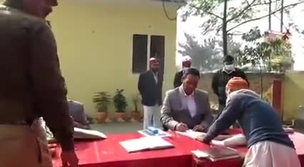और जब थाना समाधान दिवस में डीएम ने लेखपालों की लगाई फटकार, दिए आवश्यक दिशा निर्देश।
#shahjhanpur #newsindi