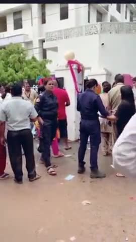 सीनियर टीचर परीक्षा में GK का पेपर लीक: 40 लड़कों के पास मिला पेपर, एग्जाम कैंसिल
#RPSC
#उदयपुर
#rpscpaperleak