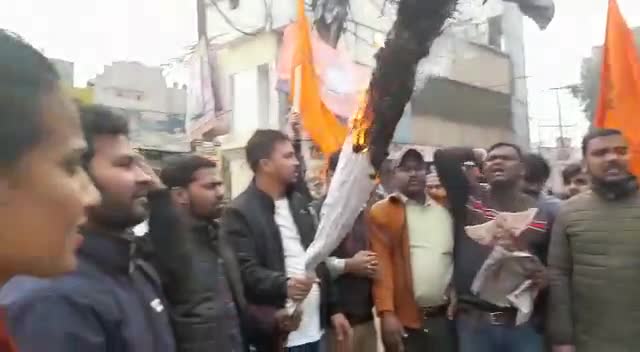 ABVP पटना महानगर इकाई द्वारा #BSSC प्रश्न पत्र लीक होने के विरोध में मुख्यमंत्री नीतीश कुमार का पुतला दहन कर विरोध प्रदर्शन किया गया।