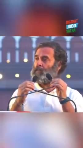मैं 2800 कि.मी चल कर दिल्ली आया हूं। हर दिल में मोहब्बत देखी है।
मीडिया 24 घंटे ‘हिन्दू-मुस्लिम, हिन्दू-मुस्लिम’ कर के ध्यान भटकाती है, ताकि प्रधानमंत्री आपकी जेब काट कर अपने मालिकों की जेब भर सकें।
#भारत_जोडो_यात्रा
