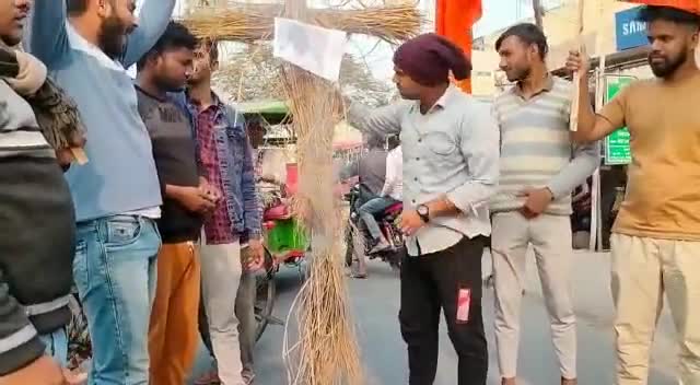 ABVP बाढ़ इकाई द्वारा #BSSC प्रश्न पत्र लीक होने के विरोध में मुख्यमंत्री नीतीश कुमार का पुतला दहन कर विरोध प्रदर्शन किया गया।
