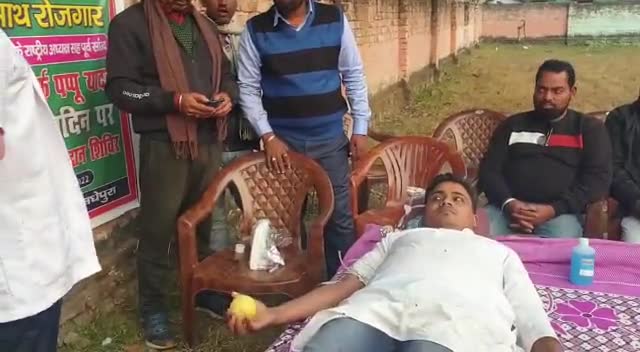 मधेपुरा: आज पुरैनी प्रखंड के रौता गांव निवासी जाप युवा समाज सेवी लड्डू यादव  ने भी #पप्पू #यादव जी के #जन्मदिन पर #रक्तदान #किया