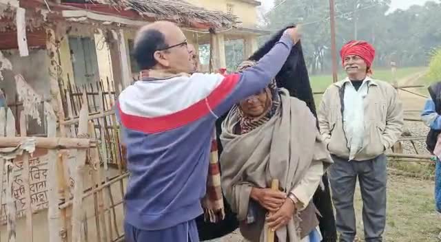 #महनार भाजपा नेता दिलीप सिंह ने नगर वार्ड नंबर 15 अंबेडकर जी के प्रतिमा पर पूजन कर कंबल वितरण के प्रथम दिन 195 महादलित परिवार के बीच घर घर जाकर लोगों से आशीर्वाद लिया मेरे साथ राजेंद्र दास जी ओम प्रकाश दास जी अमरनाथ राय