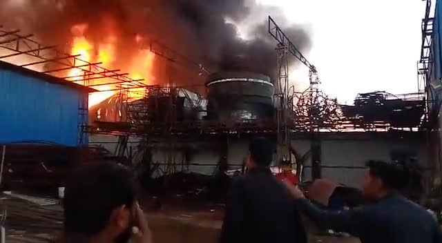 केमिकल फैक्ट्री में लगी आग आग बुझाने का प्रयास जारी। #firenews #firebrokeout #firefighters