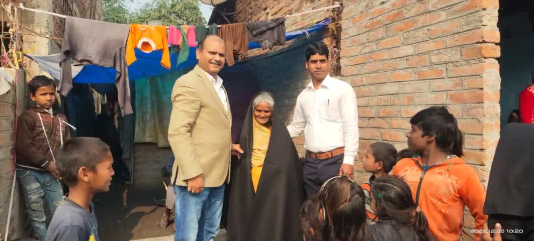 #महनार के भाजपा नेता दिलीप सिंह जी, ने आज पुनः सेवा समर्पण सहयोग कार्यक्रम के तहत तृतीय दिन महनार नगर परिषद के वार्ड नंबर 16 साहनी टोला एवं शर्मा टोला अति पिछड़ा के 250 परिवार के बीच घर घर जाकर कंबल वितरण किया एवं आशीर्वाद लिया ....
