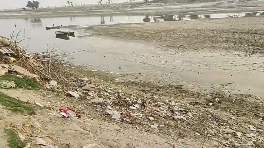 मनिहारी: गंगा नदी किनारे कूड़े का अंबार, नगर पंचायत सोई हुई है जबकि सालाना करोड़ों का फण्ड नमामि गंगा के तहत् #मनिहारी को आता है
