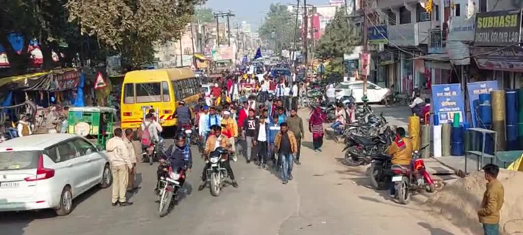 उत्तर प्रदेश के जिला फतेहपुर से रोड शो में
भीम आर्मी राष्ट्रीय अध्यक्ष मनजीत सिंह नौटियाल 
#संविधान बचाओ यात्रा 🇮🇳,,,
#आरक्षण ,#जमीन वापस करो,,, 
आंदोलन को आगे बढ़ाया गया  
आरक्षण #और #जमीन वापस करो यह हमारा #संवैधानिक @अ