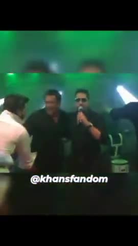 देर  रात बनाया गया #सलमानखान का जन्म दिन #sharukhkhan भी थे मौजूद