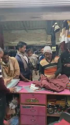 लदनियाँ:- ठंडी के सभी प्रकार के जैकेट और स्वेटर पर #स्पेशल डिस्काउंट ऑफर में मिनी शॉपिंग मॉल पद्मा चौक पर खरीदारी करे ।