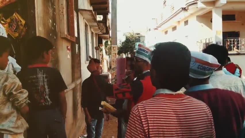 यूथ कांग्रेस के सदस्यों द्वारा राजस्थान सरकार की उलब्धियां गिनवाते हुए कांग्रेस पार्टी के कार्यकर्ता।
#youthcongress