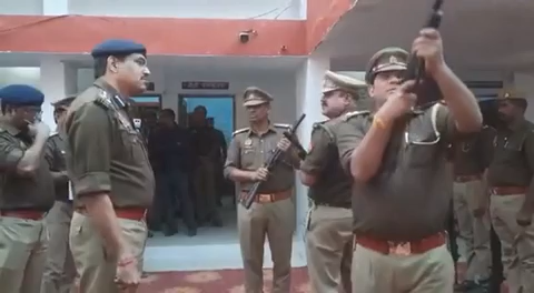 शस्त्र परीक्षण में फेल हुए यू पी पुलिस के सब इंस्पेक्टर।
बंदूक में कैसे भरते हैं कारतूस पता नहीं। #newslive