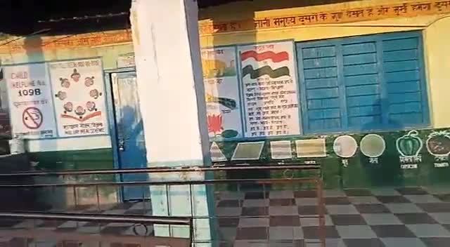 पझौता: पझोता : उप तहसील पझोता की प्राथमिक पाठशाला धनेश्वर के स्कुल भवन की रिपेयर के समय निकली पुरानी इमारती लकडी गायब ।