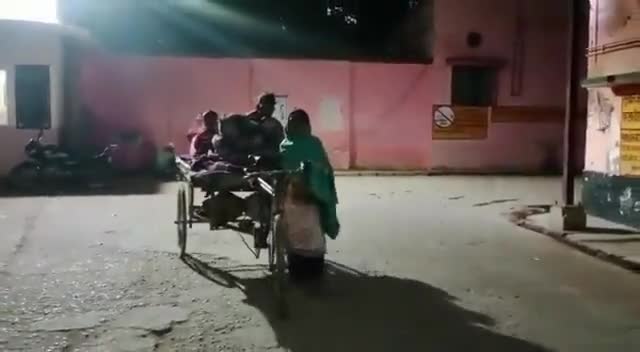 एम्बुलेंस नहीं मिली तो पति को रिक्शे पर लाद कर अस्पताल ले गयी महिला जिला अस्पताल से सामने आया मामला
#raebareli_news