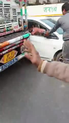 थाना चौराहा सहजनवा में  ट्रक_और_कार_में_टक्कर_हो_जाने_के_कारण,_कार  क्षतिग्रस्त हो गया बार-बार बचे लोग #npsahjanwa