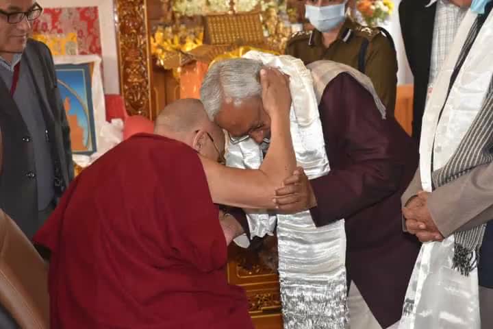 आज मुख्यमंत्री Nitish Kumar जी ने #बोधगया में आध्यात्मिक गुरु श्री दलाई लाला जी से स्नेहिल भेंट की।
#DalaiLama #Bodhgaya  

#Bihar #NitishKumar