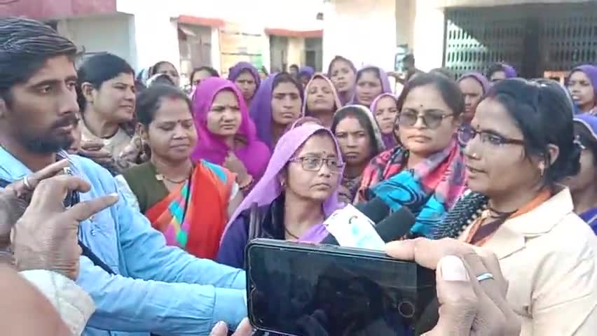 टीकमगढ़: #शिवराज_सिंह cm.mpआशा ऊषा कार्यकर्ताओं के द्वारा आज कलेक्ट्रेट में अपर कलेक्टर जी को सी एम के नाम ज्ञापन पेश किया गया।।।