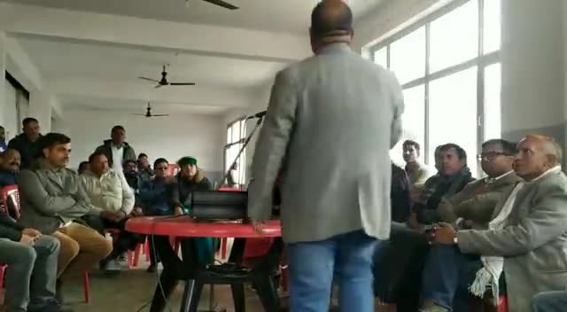 हार पर मंथन के दौरान नाचन कांग्रेसियों में ढिशूम-ढिशूम
#congressleader 
#fight
#nachan