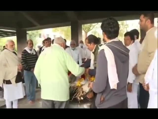 #गुजरात: पीएम नरेंद्र मोदी ने गांधीनगर के एक श्मशान घाट पर अपनी मां का अंतिम संस्कार किया, देखें वीडियो।