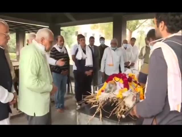 कानपुर: #गुजरात- PM मोदी ने अपनी मां को मुखाग्नि दी,PM मोदी की मां हुई पंचतत्व में विलीन, नम आंखों से PM मोदी ने दी विदाई