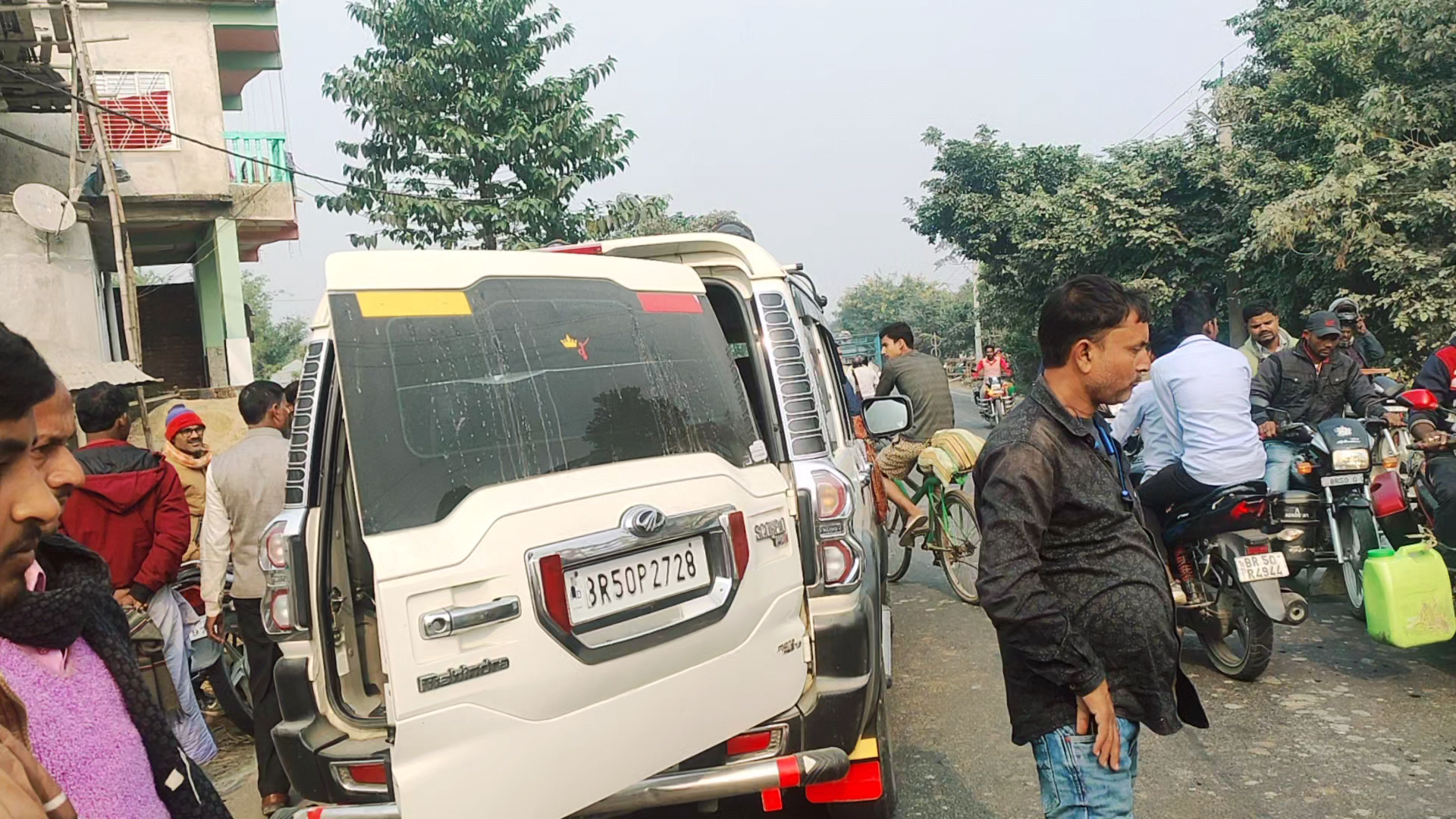 #viralviddos किशनपुर में चुनाव को लेकर गाड़ी का मांग हो रहा है