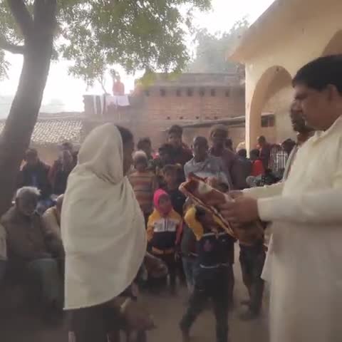 शिव नगर पंचायत के धोबीबिगहा ग्राम में कमलेश पोतियार द्वारा कंबल का वितरण किया गया।🙏🙏#कंबल वितरण