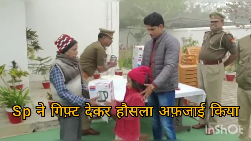 पुलिस अधीक्षक सोनभद्र डॉ यशवीर सिंह ने गिफ़्ट देकर हौसलाफजाई किया#news#पुलिस#crime#सोनभद्र#6387171822 j#पत्रकारसमरसैम#