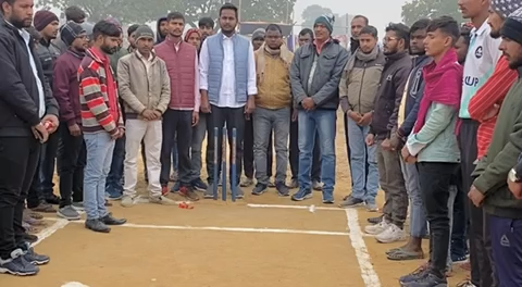 फुल्लीडुमर प्रखंड के तेलियाखार में क्रिकेट टूर्नामेंट का उद्घाटन शरद यादव ने किया साथ में स्थानीय मुखिया एवं पंचायत समिति भी रहे।
#RajendraYadav #SharadYadav #बाँका #बेलहर