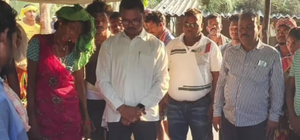 ଏମ.ଭି ୭୯: ତାଣ୍ଡବାଇ ଗ୍ରାମରେ ଦଳୀୟ କର୍ମୀଙ୍କ ମାତୃ ବିୟୋଗ ଶେଷକୃତ୍ୟରେ ଯୋଗଦେଲେ ପୂର୍ବତନ ବିଧାୟକ